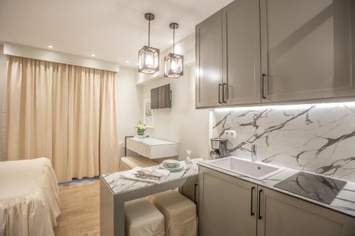 Kuchyň nebo kuchyňský kout v ubytování Aelia Luxury Apartments