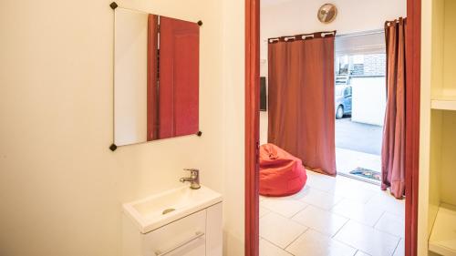 une salle de bain avec un lavabo et un miroir dans l'établissement Smart Confort 3 - Studio confort et stylé, à Troyes