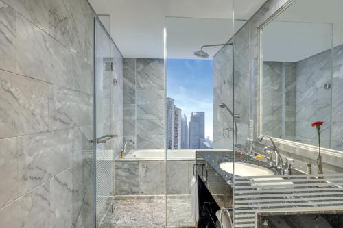 上海的住宿－上海外灘浦華大酒店，带浴缸、水槽和淋浴的浴室