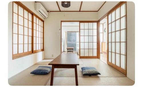 a room with a table and some windows at 小竹の宿日式独栋三间卧室池袋地铁五站 in Tokyo