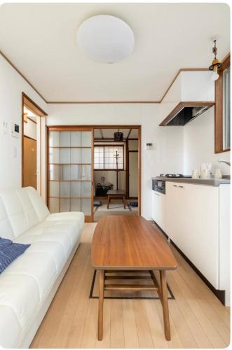 a living room with a white couch and a wooden table at 小竹の宿日式独栋三间卧室池袋地铁五站 in Tokyo