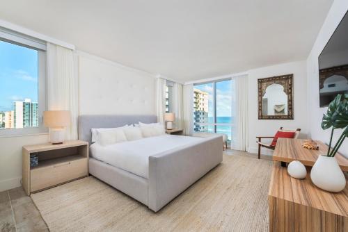 A bed or beds in a room at Oceanview Private Condo at 1 Hotel & Homes -1122
