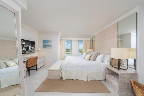 1 dormitorio blanco con 1 cama grande y espejo en Luxurious Private Condo at 1 Hotel & Homes -1445, en Miami Beach