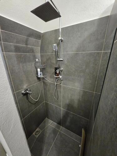 ein Bad mit einer Dusche und einer Glastür in der Unterkunft Apartmán NICOLAS in Brezno