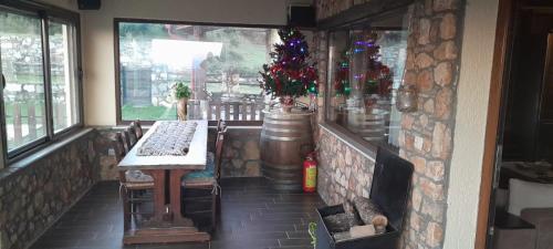 un porche con un árbol de Navidad en una habitación en ARTEMIS HOME en Pétra