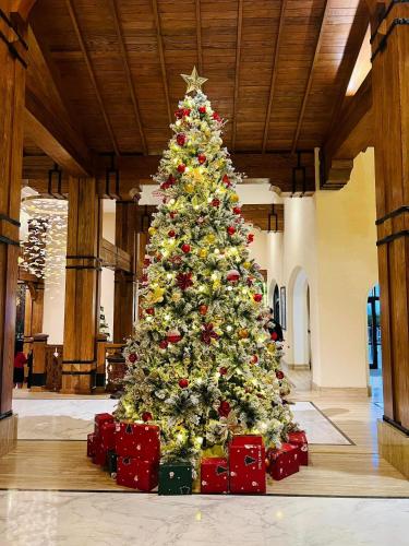 a christmas tree in a building with presents at Venus Hotel Tam Đảo in Tam Ðảo