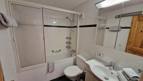 Ένα μπάνιο στο Chesa Bellaval, Haus la Vuolp 2 1 2-Zimmerwohnung