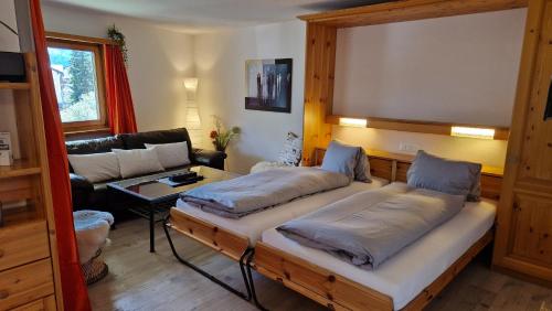 Postel nebo postele na pokoji v ubytování Chesa Bellaval, Haus la Vuolp 2 1 2-Zimmerwohnung