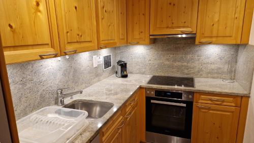Kuchyň nebo kuchyňský kout v ubytování Chesa Bellaval, Haus la Vuolp 2 1 2-Zimmerwohnung