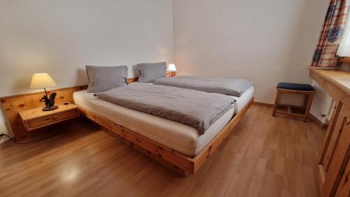 Säng eller sängar i ett rum på Chesa Bellaval, Haus la Vuolp 2-Zimmerwohnung