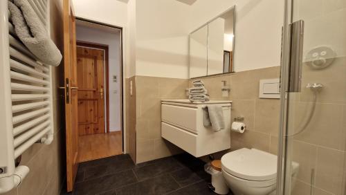Ett badrum på Chesa Bellaval, Haus la Vuolp 2-Zimmerwohnung