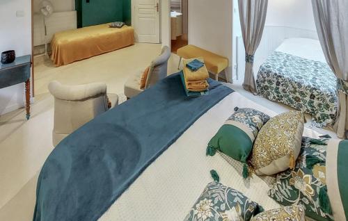 - une chambre avec un grand lit et des oreillers dans l'établissement Gîte La Cassine, à Taillant