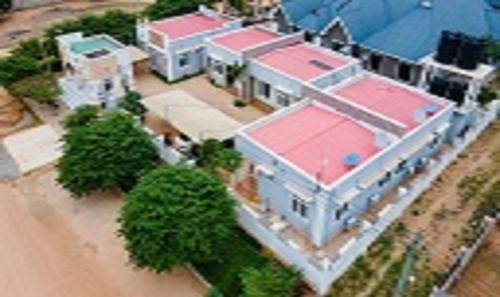 ein Modell eines großen Gebäudes mit rotem Dach in der Unterkunft Hamasa Apartments in Dodoma