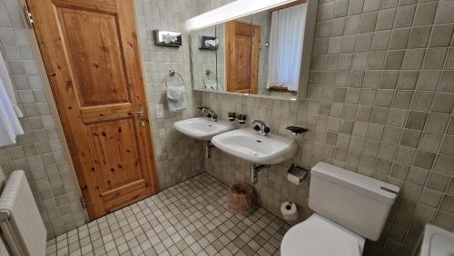 Ένα μπάνιο στο Chesa Bellaval, Haus Rizza Zwei Zimmerwohnung