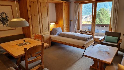 Χώρος καθιστικού στο Chesa Bellaval, Haus Leivra 2 1 2-Zimmerwohnung