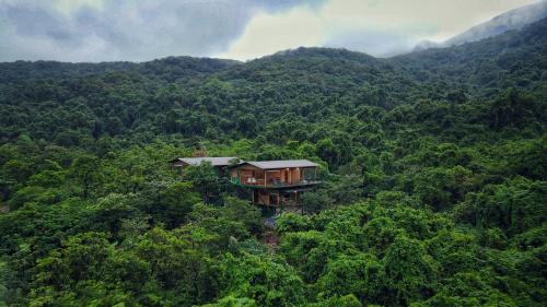 uma casa no meio de uma floresta em The Arboreal Resort em Āmbavna