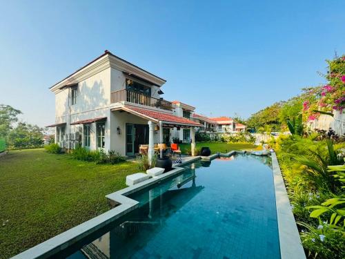 dom z basenem przed nim w obiekcie Casa Azul- Luxury 4bhk Assagao with private pool w mieście Vagator