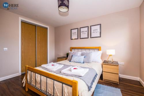 Stylish 3 Bed Apartment Aberdeen في أبردين: غرفة نوم عليها سرير وفوط
