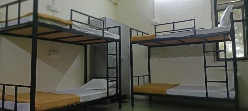 two bunk beds are in a room withthritisthritisthritisthritisthritisthritisthritisthritis at Kritika Accoommdates P G in Mumbai
