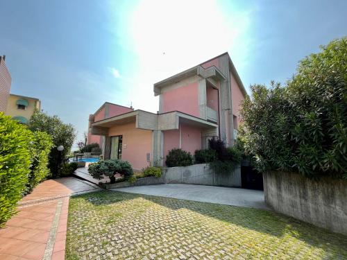a pink house with a driveway in front of it at Residence Virgilio in Sirmione
