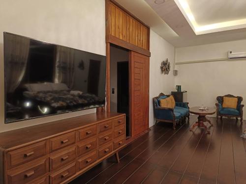Televisyen dan/atau pusat hiburan di Tasana Garden Saraphi ทาซาน่าการ์เด้น สาขาสารภี
