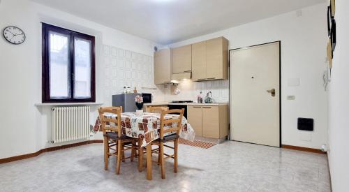 Una cocina con una mesa y sillas en una habitación. en GUEST HOLIDAY BETTOLA, en Reggio Emilia