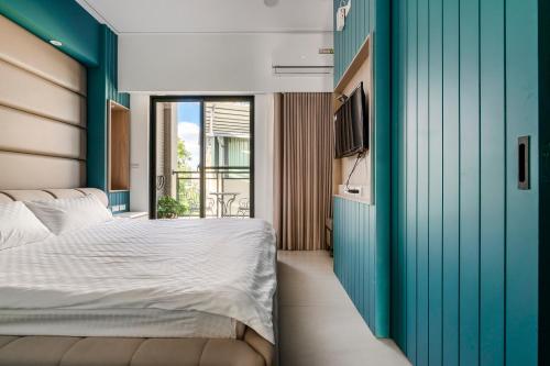 a bedroom with a bed and a tv on a wall at Yongyue 18 Homestay in Puli