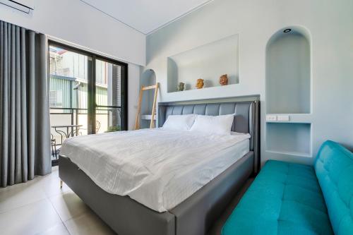 a bedroom with a bed and a blue couch at Yongyue 18 Homestay in Puli