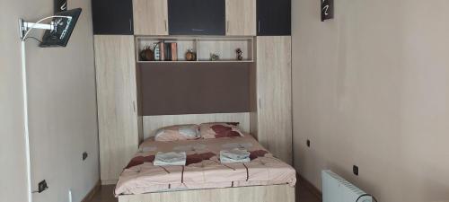 een kleine slaapkamer met een bed in een kamer bij ГАЙДА in Smolyan