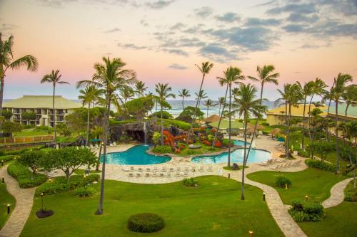 OUTRIGGER Kaua'i Beach Resort & Spa في ليهو: اطلالة جوية على حديقة مائية في منتجع