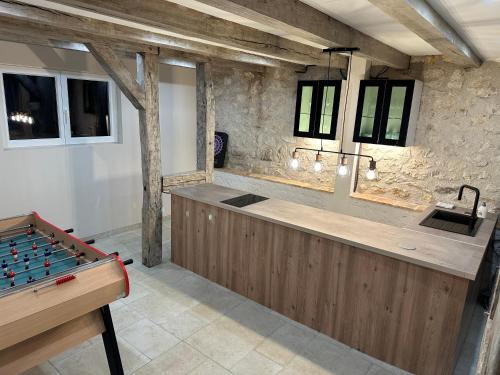 um quarto com uma mesa de bilhar e um bar em Gîte « Les Basse des Grouets » em Blois