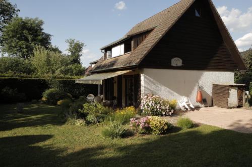 Foto Lovely house with garden, jardin et terrasse 1