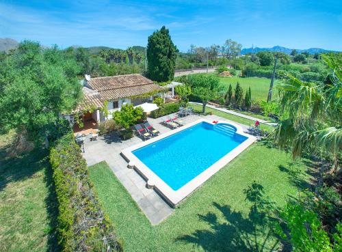 une vue aérienne d'une villa avec piscine dans l'établissement Owl Booking Villa Llenaire Petit - 3 Min Drive to the Beach, à El Port