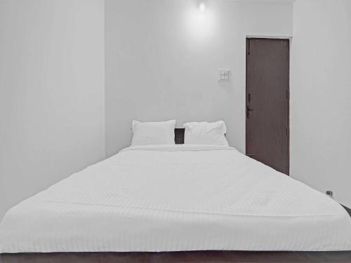 Кровать или кровати в номере Flagship Hotel ACS Inn
