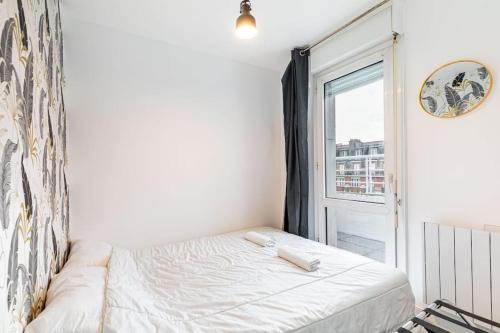 - une petite chambre avec un lit et une fenêtre dans l'établissement GuestReady - Elevated Comfort with a Terrace!, à Paris