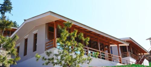 uma casa com muitas janelas em Zhingkham Cottages em Thimphu