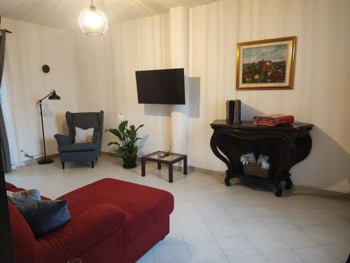 uma sala de estar com um sofá e um piano em Il Bumbunin em Moncucco Torinese