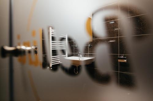 Villa Bellini Borszék في بورسيك: انعكاس على رجل في مرآة الحمام