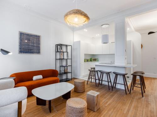 un salon avec un canapé et une table dans l'établissement Le Charmant de Medreville * Nancy, à Nancy