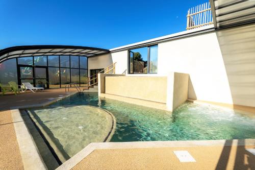 uma piscina no meio de uma casa em Camping les Cigales Rocamadour em Rocamadour