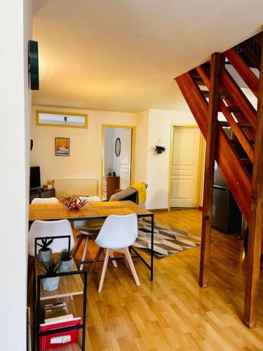 a living room with a table and a dining room at Appartement Centre Mirecourt in Mirecourt