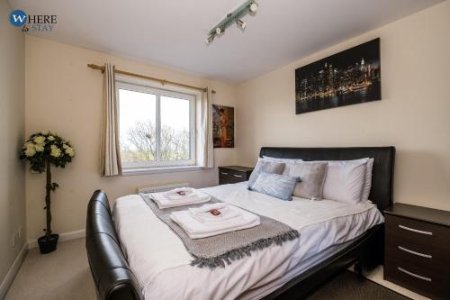 um quarto com uma cama com duas toalhas em Warm 3 bed Apartment Aberdeen em Aberdeen
