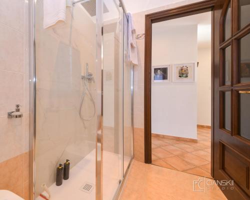 y baño con ducha y puerta de cristal. en PenP - Appartamento comodo e tranquillo - Free Wi-fi, en Collegno