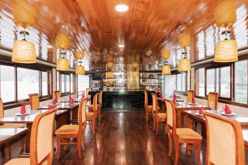 um vagão-restaurante de um comboio com mesas e cadeiras em Daiichi Boutique Cruise em Ilha de Cát Bà