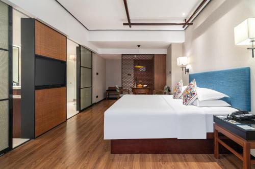 1 dormitorio con 1 cama blanca grande y escritorio en SSAW Boutique Hotel Shanghai Bund, en Shanghái