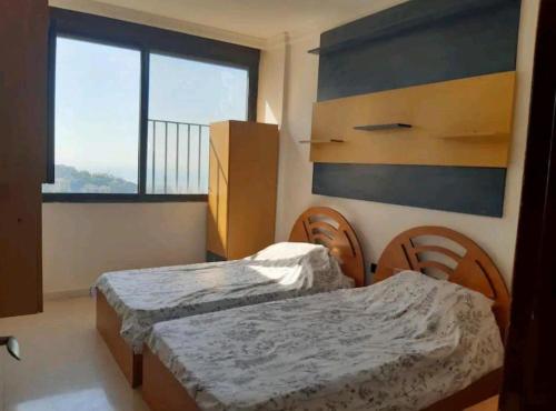 Stunning 4-Bed Apartment in Ain Saadeh tesisinde bir odada yatak veya yataklar