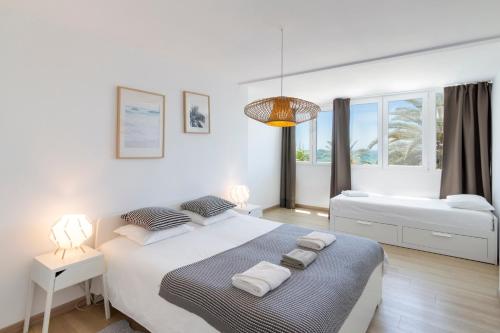 Posteľ alebo postele v izbe v ubytovaní Marisol Beach Marbella and Sea View Apartment