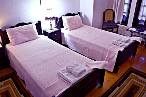 two beds sitting next to each other in a bedroom at Archontariki Guesthouse in Poligiros
