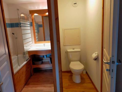 ein kleines Bad mit WC und Waschbecken in der Unterkunft Chamrousse, pied d'une piste, terrasse vue sapins in Chamrousse