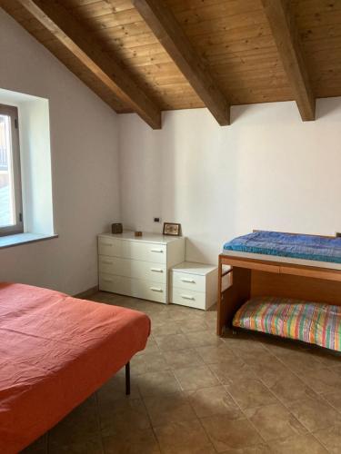 um quarto com 2 camas e uma cómoda em La casa del Picchio em Vico Canavese